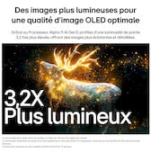 LG OLED evo AI C6 avec Brightness Booster Pro montre une scène sombre où des particules brillantes entourent une silhouette de cerf, offrant une luminosité de pic jusqu’à 3,2 fois plus intense avec une luminance plus élevée et des détails plus nets.